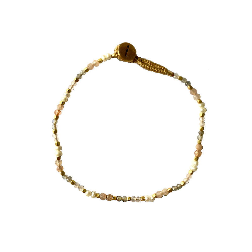 LULU Stone Dot Bracelet with semi-precious stones and gold-plated beads, adjustable gold IBU closure.