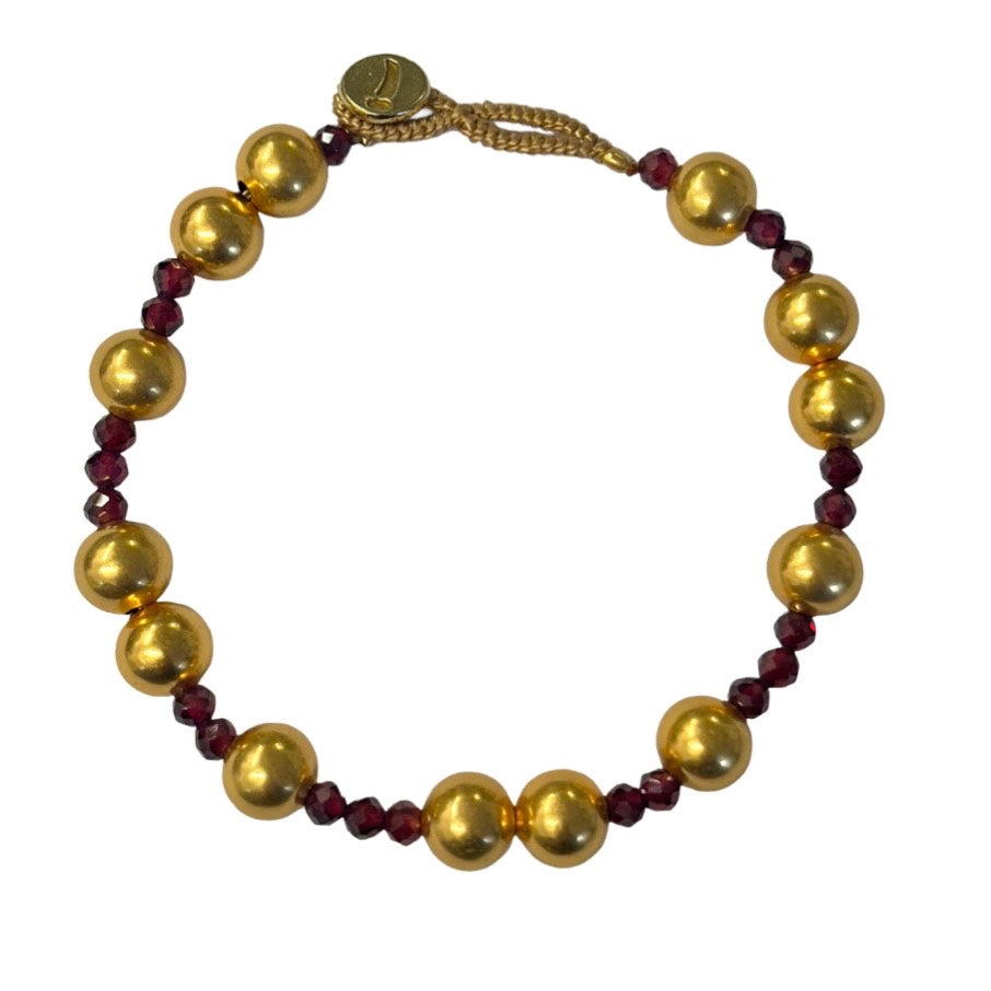 Bracelet with semi-precious stones and gold beads.
